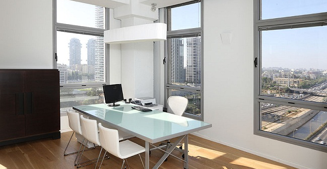 שולחן משרדי וגוף תאורה תלוי מעוצב במשרד