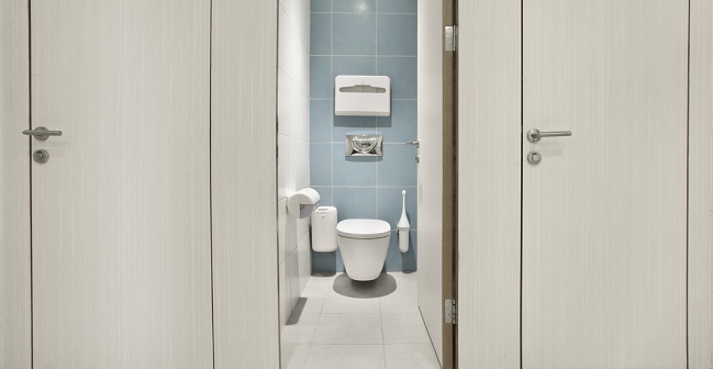 חדר שירותים מעוצב בגוונים כחול ואפור
