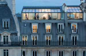 משרד האדריכלים וינסנט פאריירה  (vincent Parreira) הפך סטודיו לצילום מהמאה ה-19 לשתי דירות גג פריזאיות שכול חזיתותיהן עשויות מזכוכית.