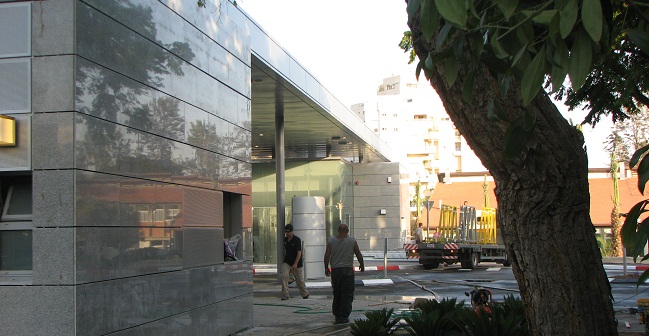 מבט מבחוץ גג עליון מרחף בין שני מבני פקולטה לחקלאות ואנשים מתהלכים