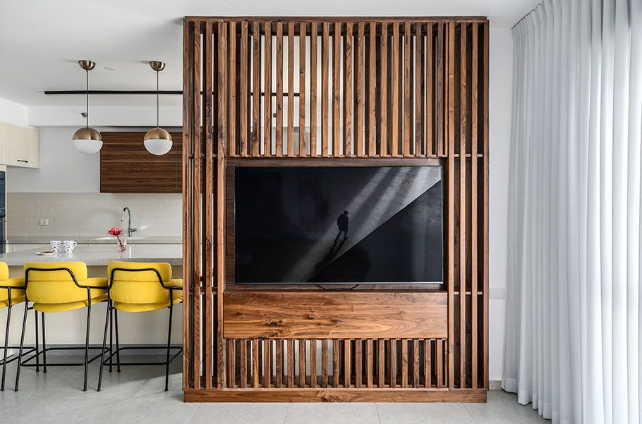 קיר טלוויזיה מעוצב בשילוב עץ