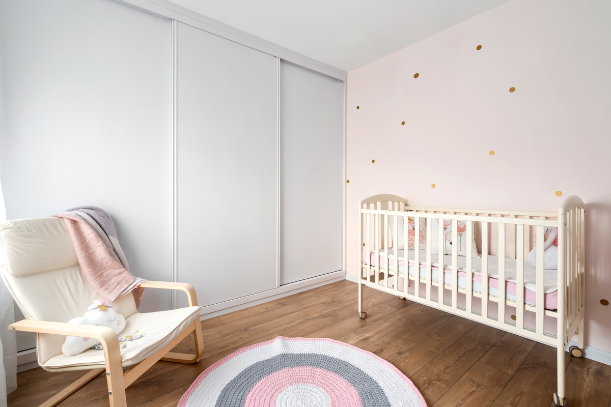 חדר תינוקות מעוצב עם ארון הזזה לבן