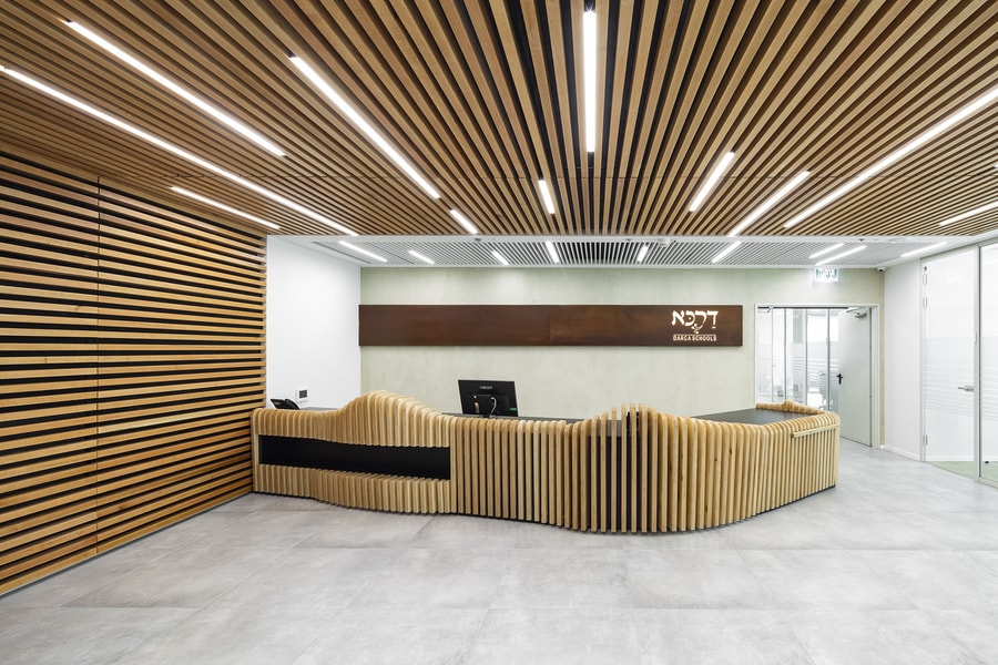 לובי משרדים מעוצב עם דלפק כניסה בתצורת גל