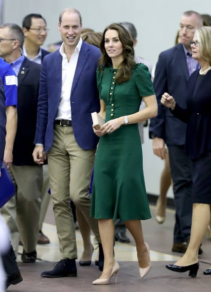 הדוכסית קייט בשמלת ירוק- עמוק ונעליים בגוון טבעי. צילום- פינטרסט