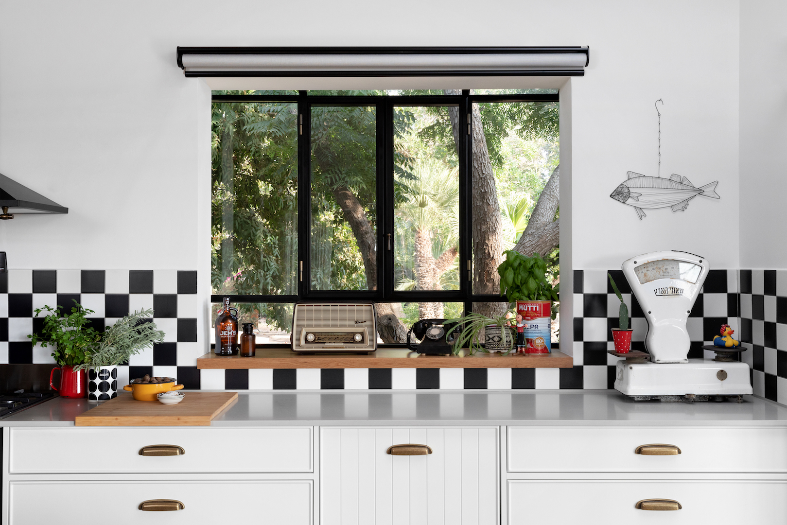 חלון מטבח וחיפוי קיר עם אריחים שחור חלון